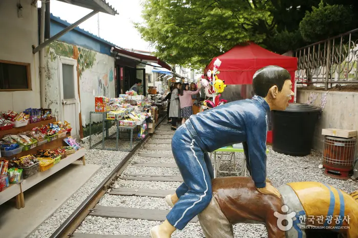 사진: 한국관광공사(공공누리 제3유형) 경암동 철길마을 모습